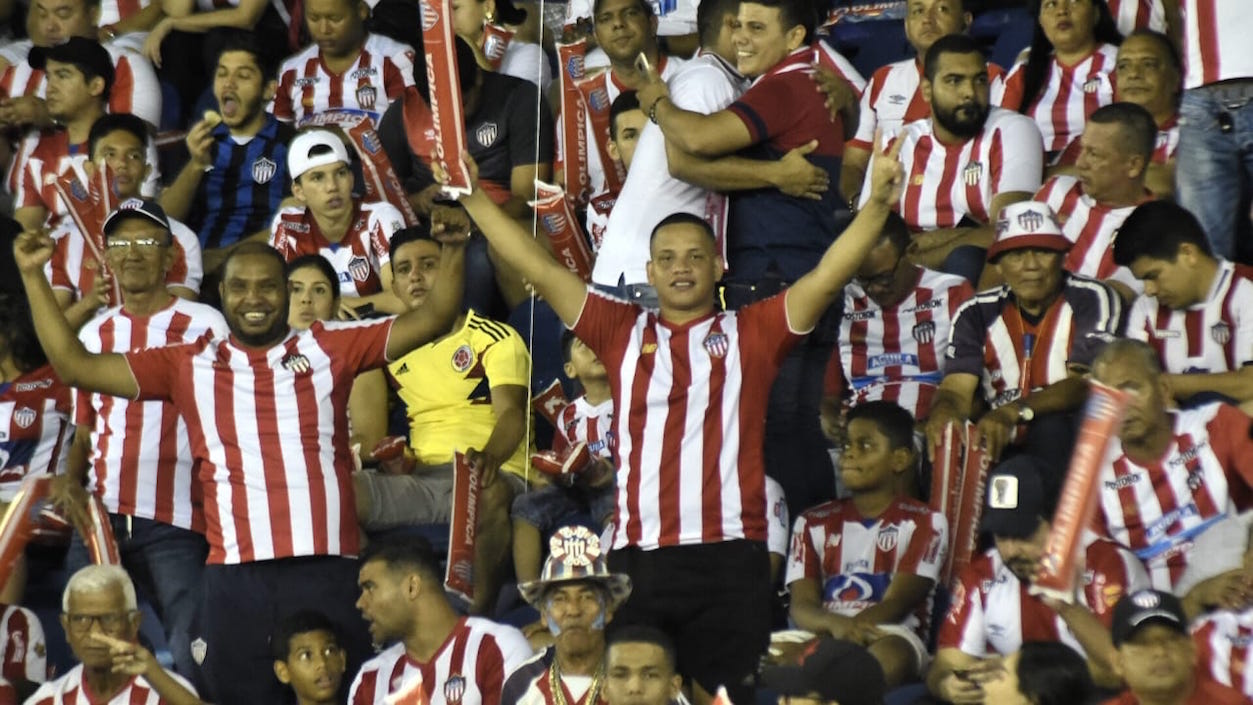 Aficionados apoyando en las tribunas.