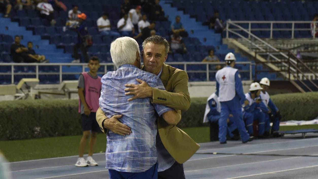Abrazo de los técjicos Julio Comesaña y Lucas Pusineri.