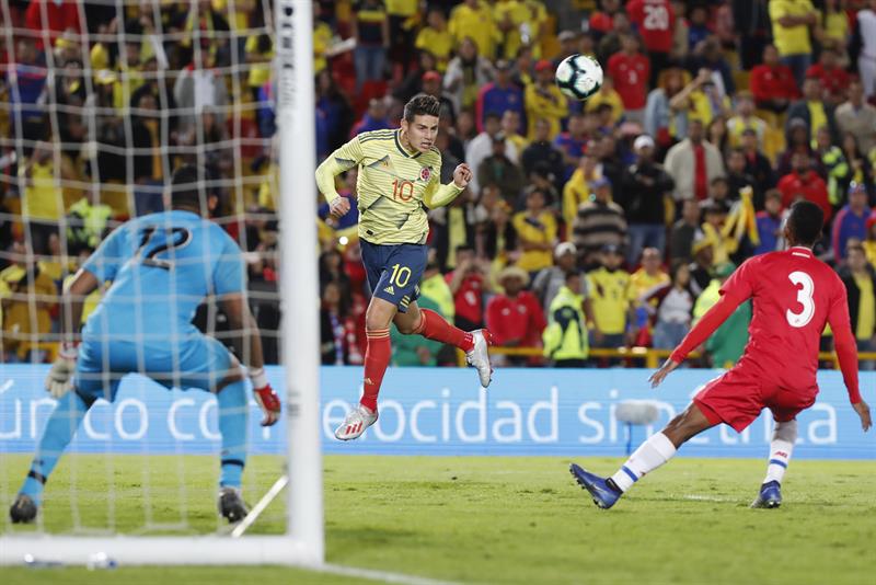 James Rodríguez remata al arco de José Calderón frente a la marca de Kevin Galván.