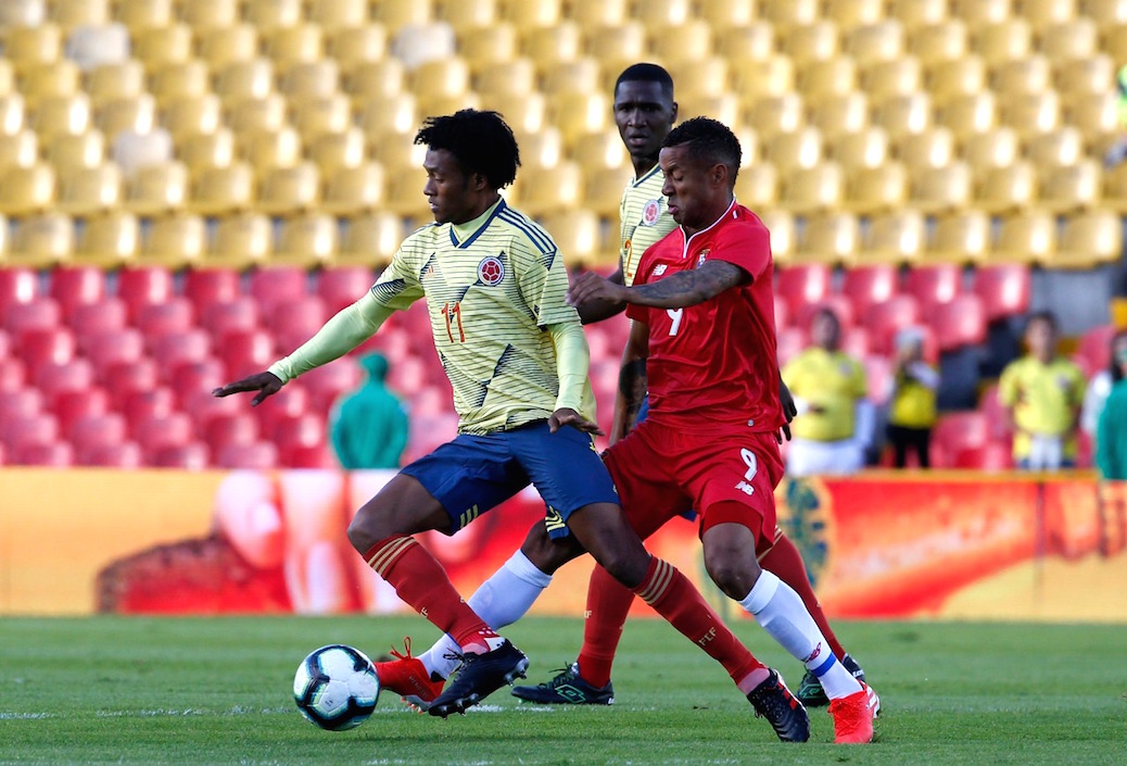 Juan Guillermo Cuadrado desbordando la marca de Gabriel Torres.