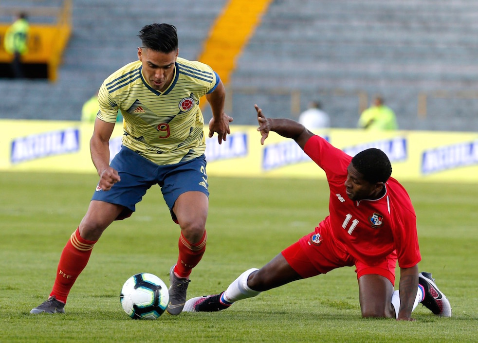 Falcao García eludiendo la marca de Armando Cooper.