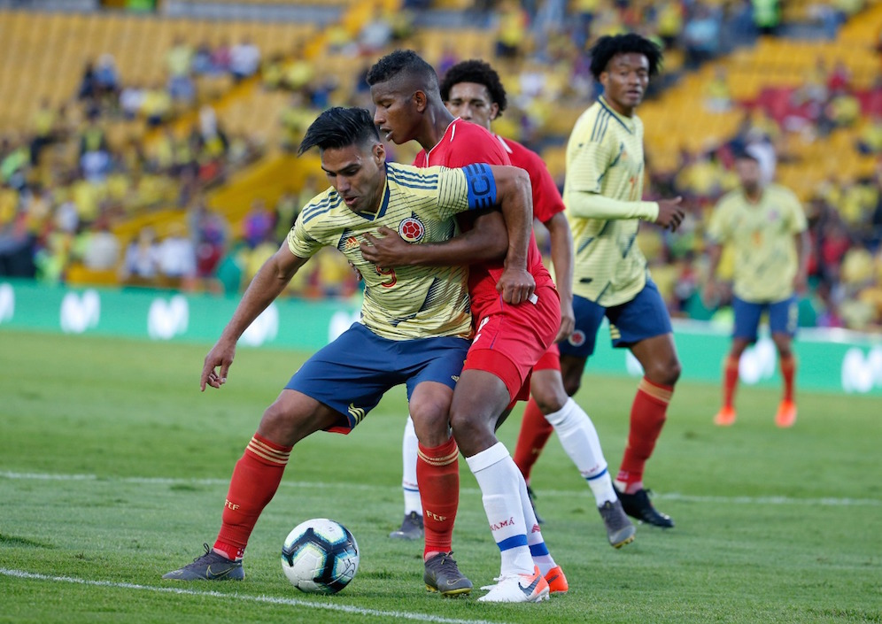 Falcao García intentando quitarse la marca de los visitantes.