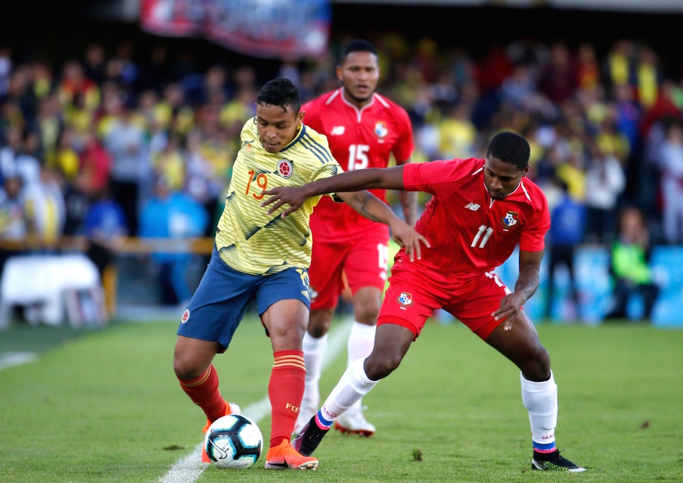 Luis Fernando Muriel disputando el balón con Armando Cooper.