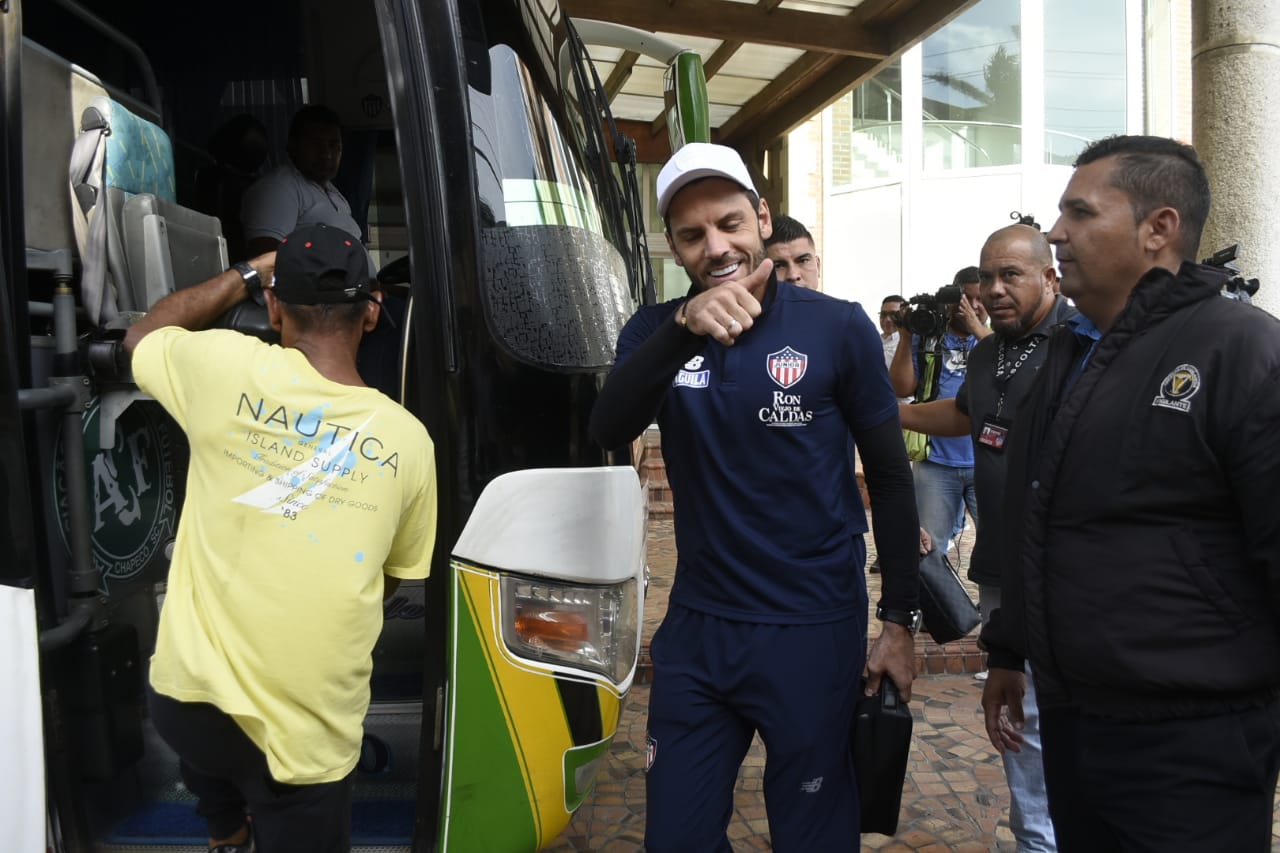 Sebastián Viera saluda a los aficionados que fueron a despedirlos. 