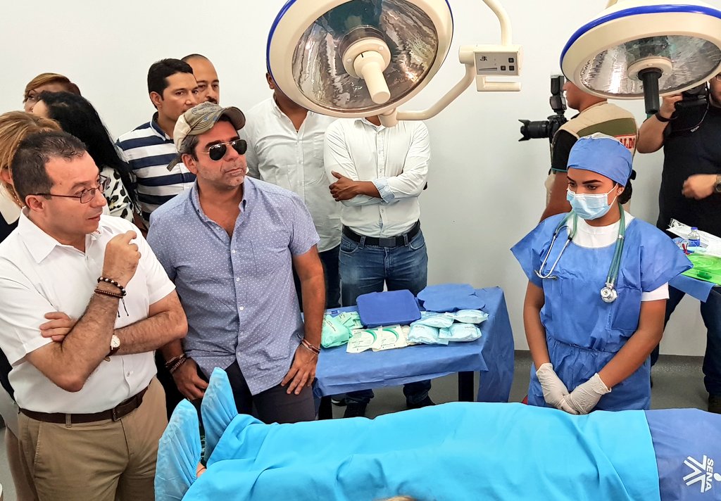 El director nacional del Sena, Carlos Mario Estrada; el Alcalde de Barranquilla, Alejandro Char y los equipos de salud de la sede.