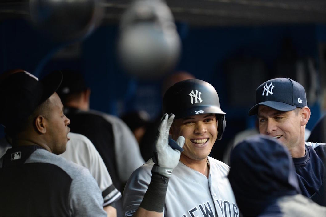 Gio Urshela celebrando con sus compañeros.