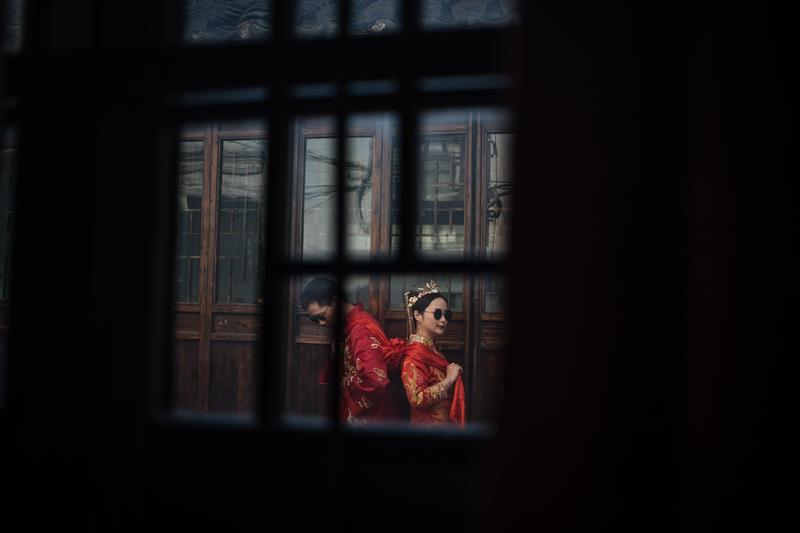 Una pareja posa para una fotografía preboda en el estudio 27 Rome Brand.