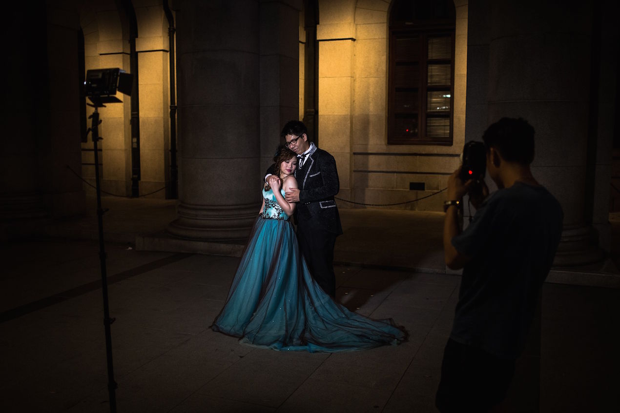 Una pareja posa para una fotografía preboda, el pasado 29 de junio de 2017, en Hong Kong (China). 