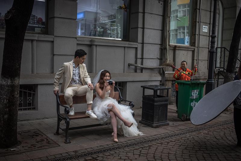  Una pareja posa para una fotografía preboda, el pasado 29 de abril de 2019, en Wuhan (China).