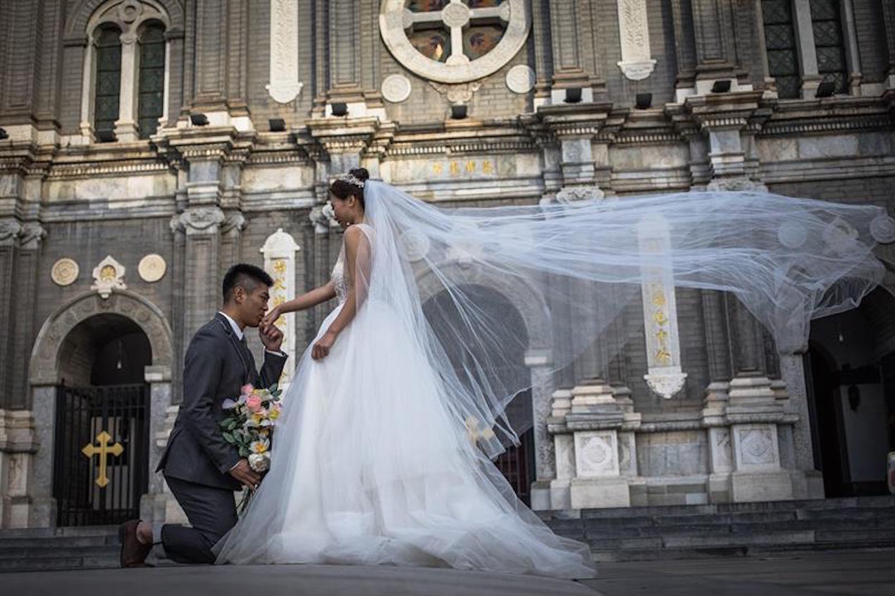 Una pareja posa para una fotografía preboda, el pasado 27 de octubre de 2018, en Pekín (China).