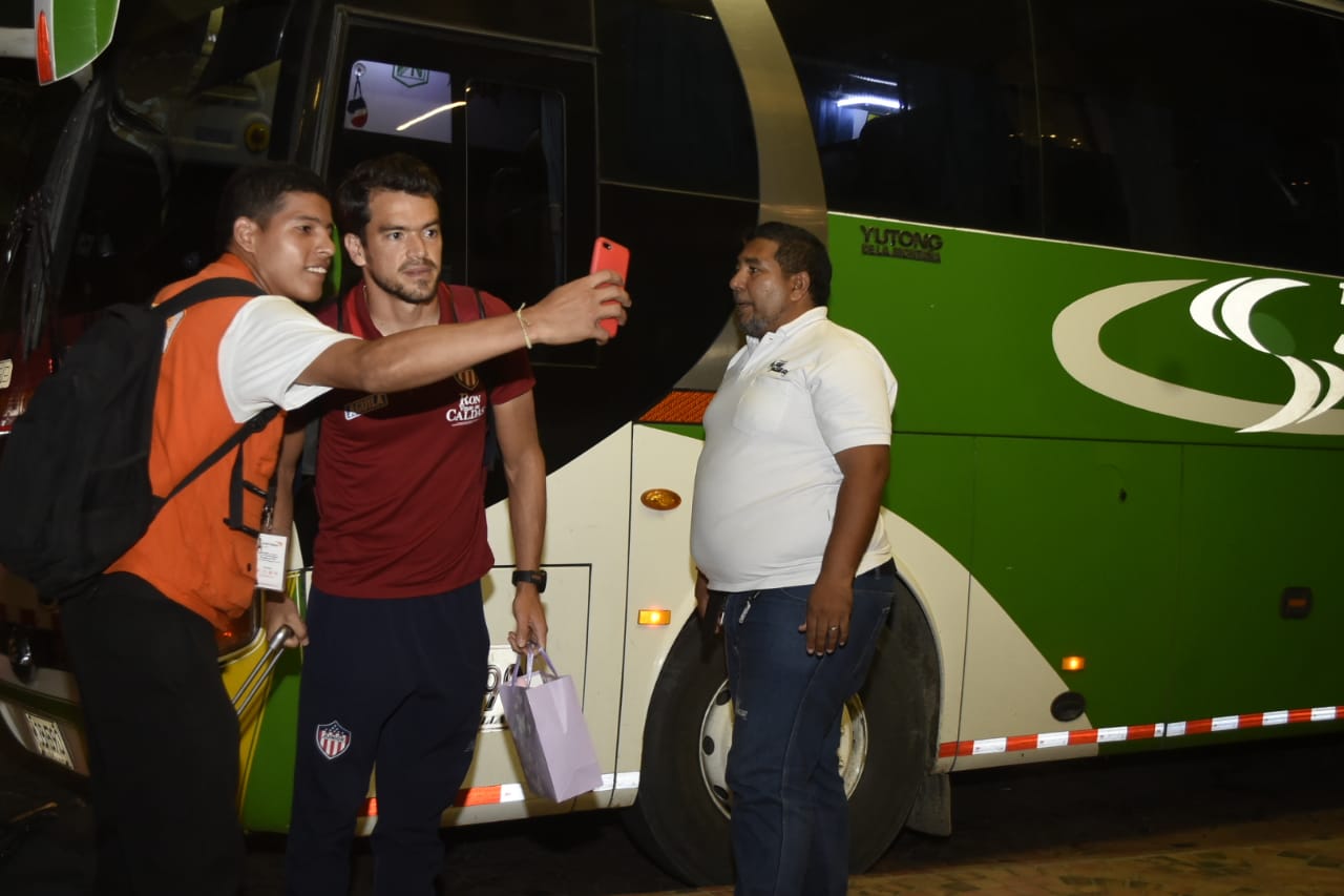 Sebastián Hernández se toma una foto con un hincha. 