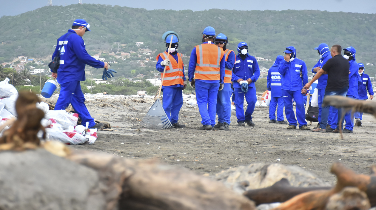 ha sido intenso el trabajo de operarios de la Triple A en las largas jornadas de limpieza en las playas del Atlántico.