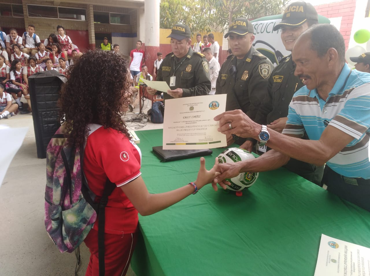 Los niños recibieron certificaciones por la capacitación recibida.