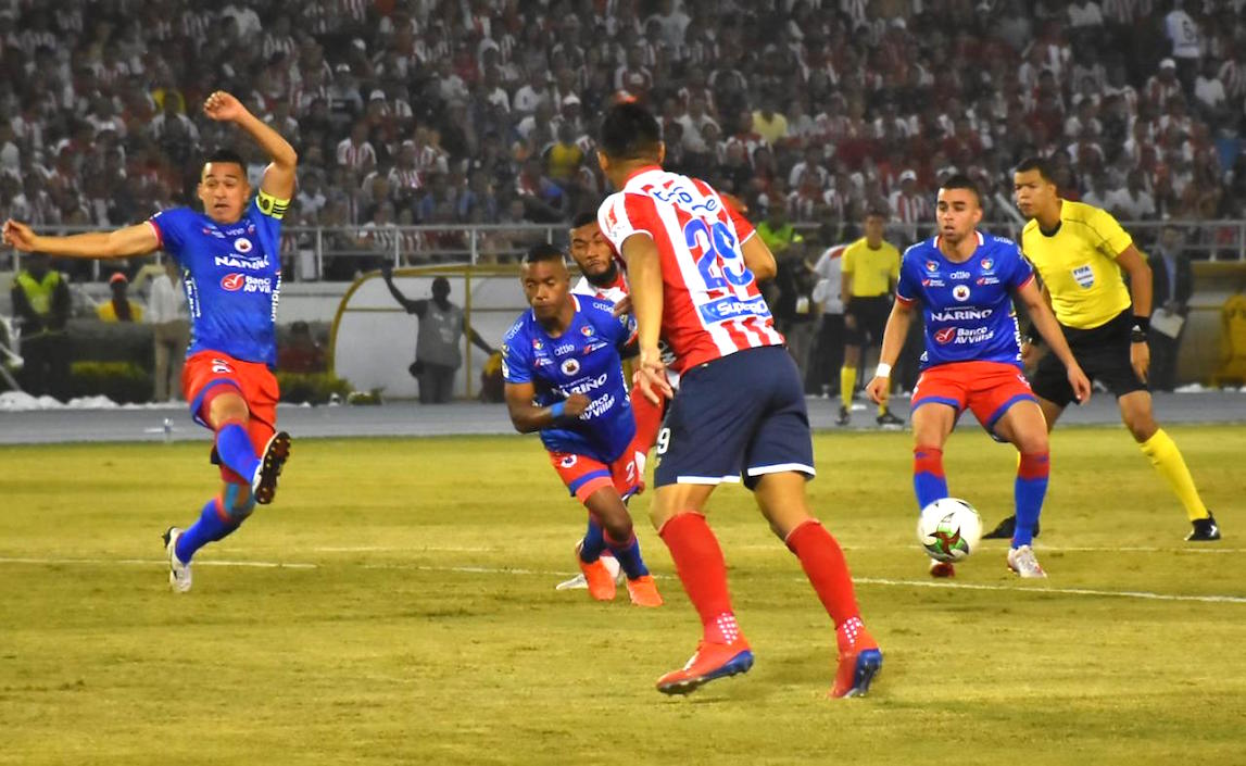 El capitán Camilo Ayala despejando una jugada de peligro.