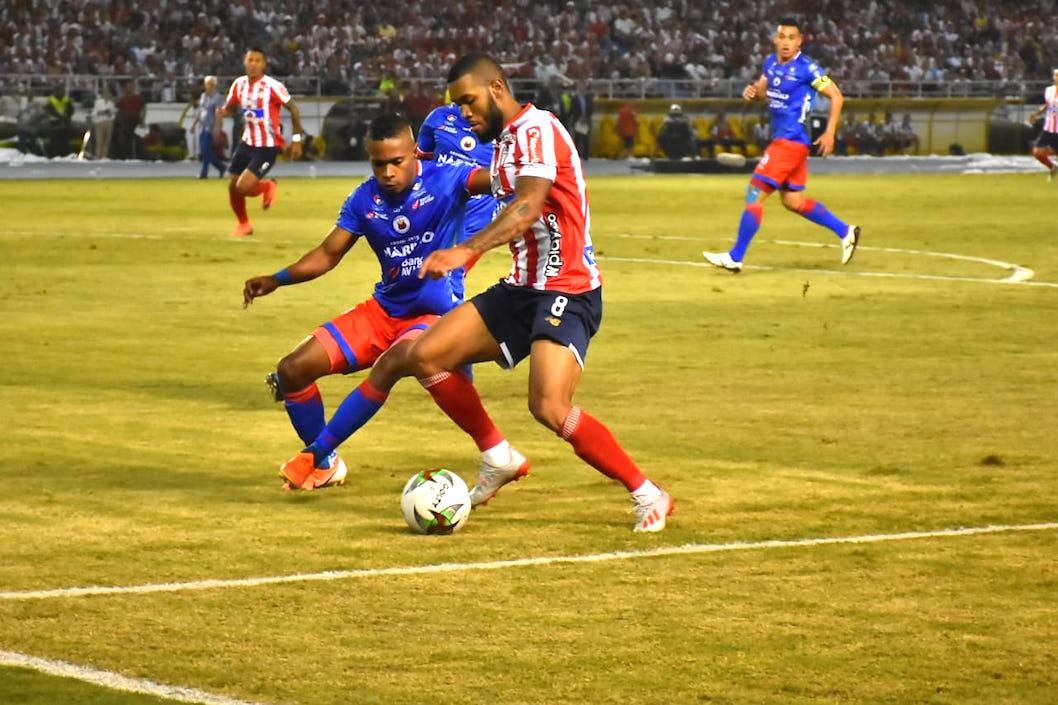 Freddy Hinestroza en una jugada de ataque.