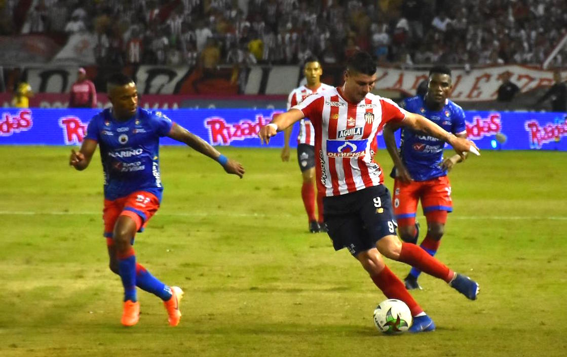 Michael Rangel iniciando una ofensiva 'tiburona'.