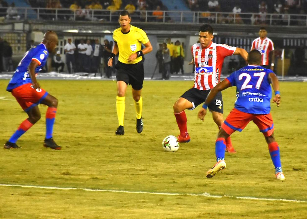 Teófilo Gutiérrez enfrentando la marca visitante.