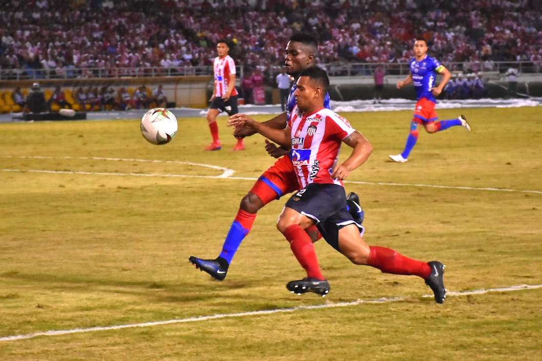 James Sánchez disputando el balón.
