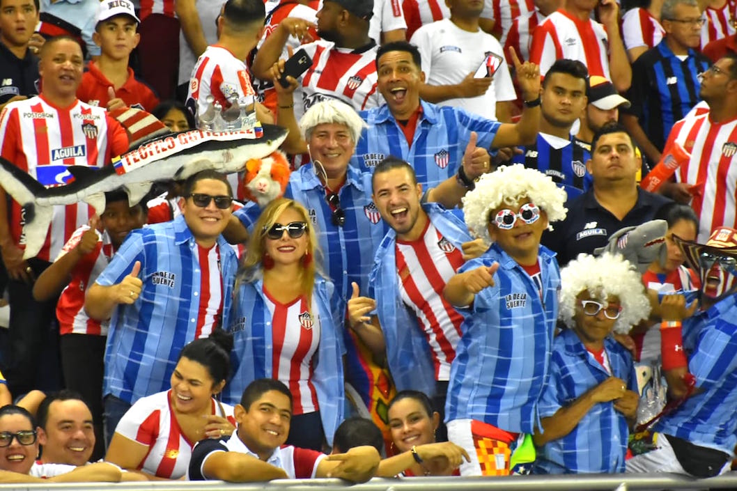 Aficionados luciendo la camisa "de la suerte".