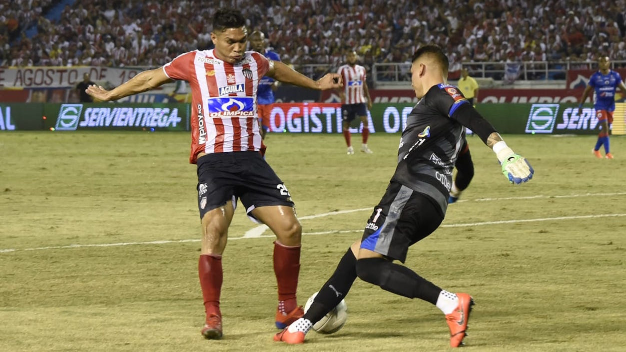 El arquero Neto Volpi eludiendo a Teófilo Gutiérrez en una jugada de riesgo.