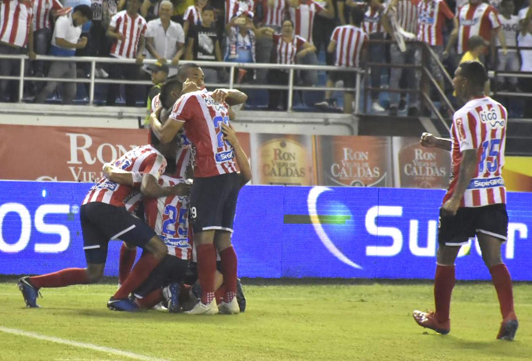 Jugadores del Junior festejando la apertura del marcador.