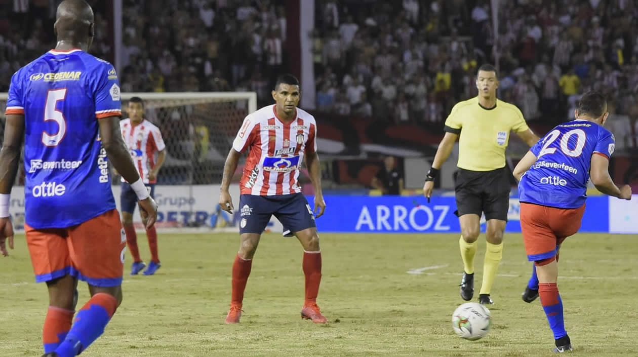 Jown Cardona filtrando un balón en el medio campo.