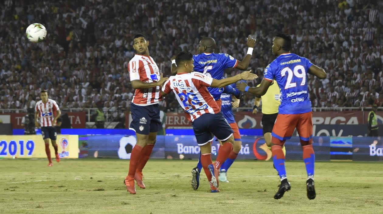 Teófilo Gutiérrez intenta cabecear ante la marca de Geisson Perea y José Ortiz.