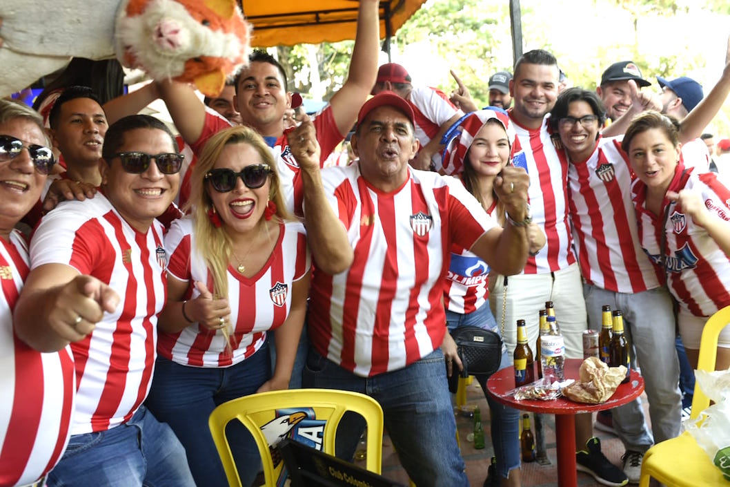 La alegría de los hinchas 'tiburones'.