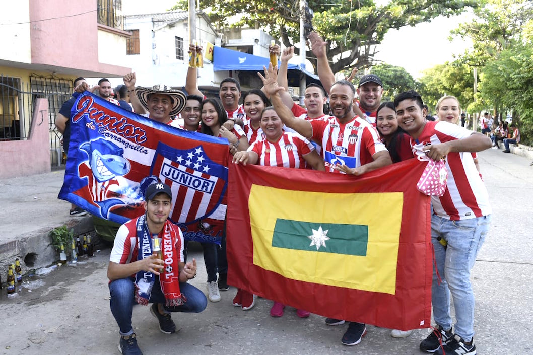 Con la bandera de Barranquilla.