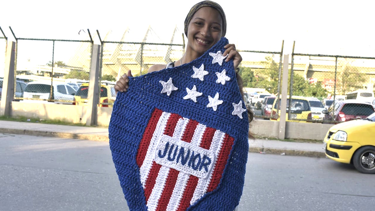 Con el escudo del Junior.