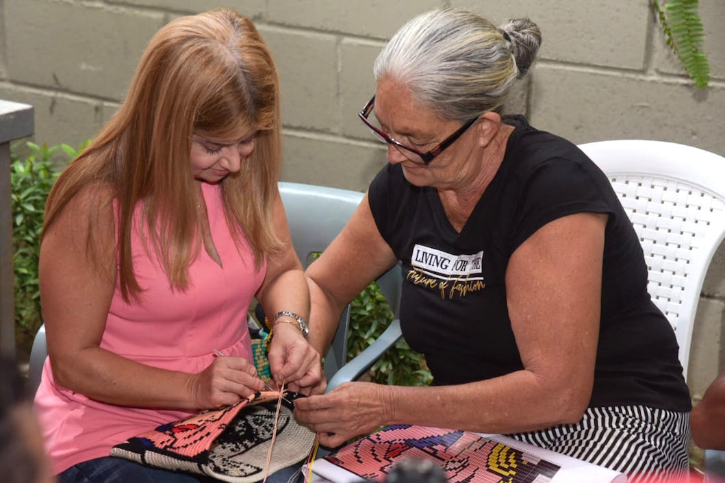 Interactuando con mujeres emprendedoras.