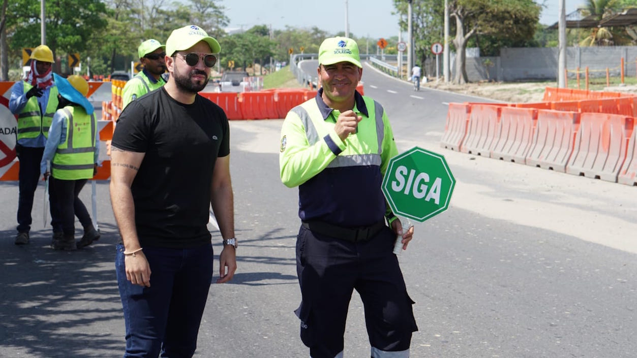 El Director de Tránsito orientando los desvíos.