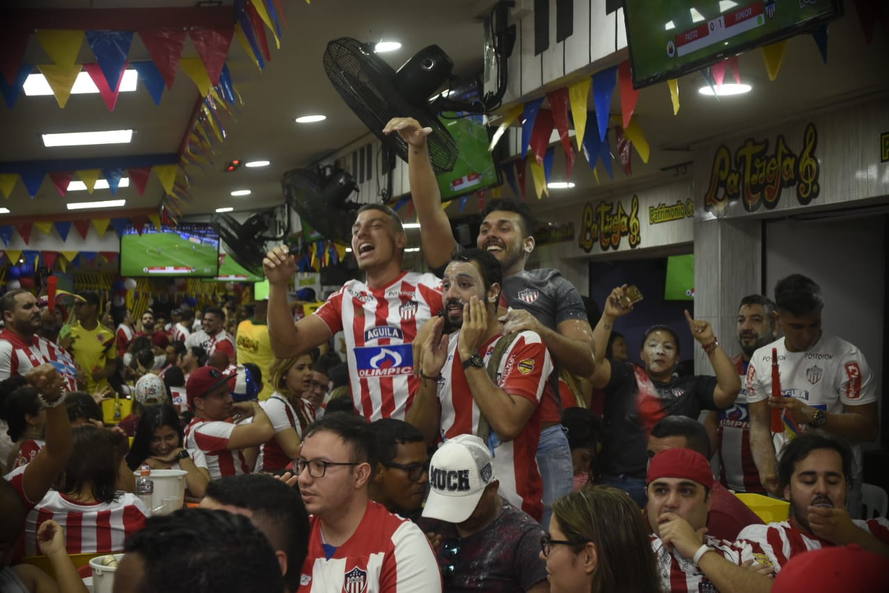 Celebración de los hinchas de Junior en 'La Troja'. 