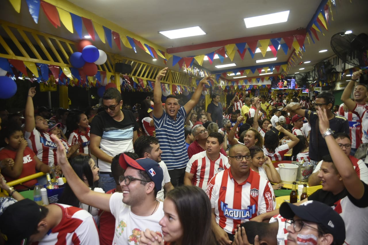 Celebración de los hinchas de Junior en 'La Troja'. 