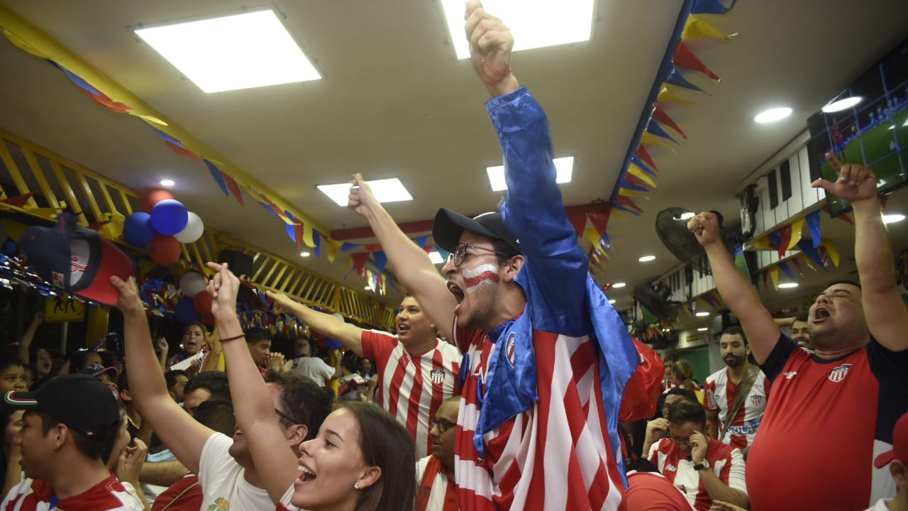 Celebración de los hinchas de Junior en 'La Troja'. 