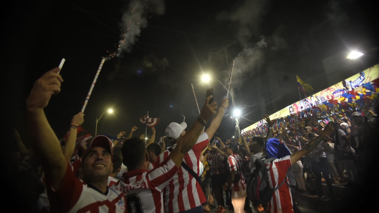Celebración de los hinchas de Junior en 'La Troja'. 