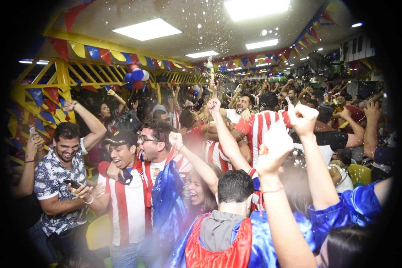 Celebración de los hinchas de Junior en 'La Troja'. 