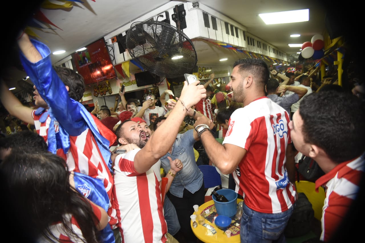 Celebración de los hinchas de Junior en 'La Troja'. 