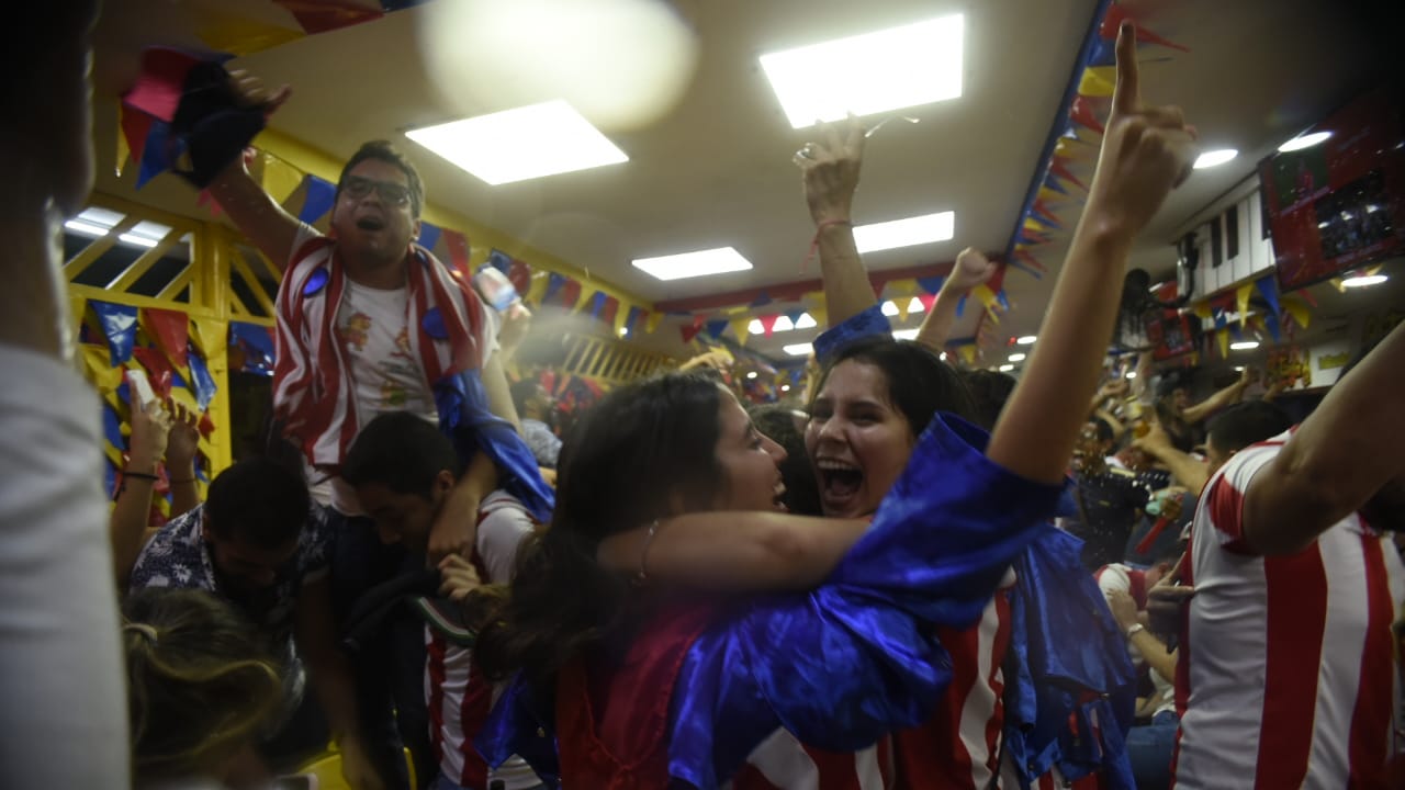 Celebración de los hinchas de Junior en 'La Troja'. 