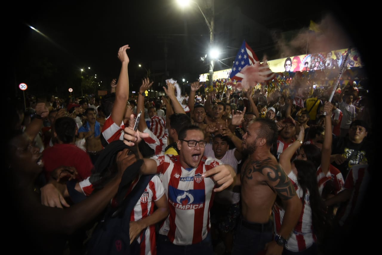 Celebración de los hinchas de Junior en 'La Troja'. 
