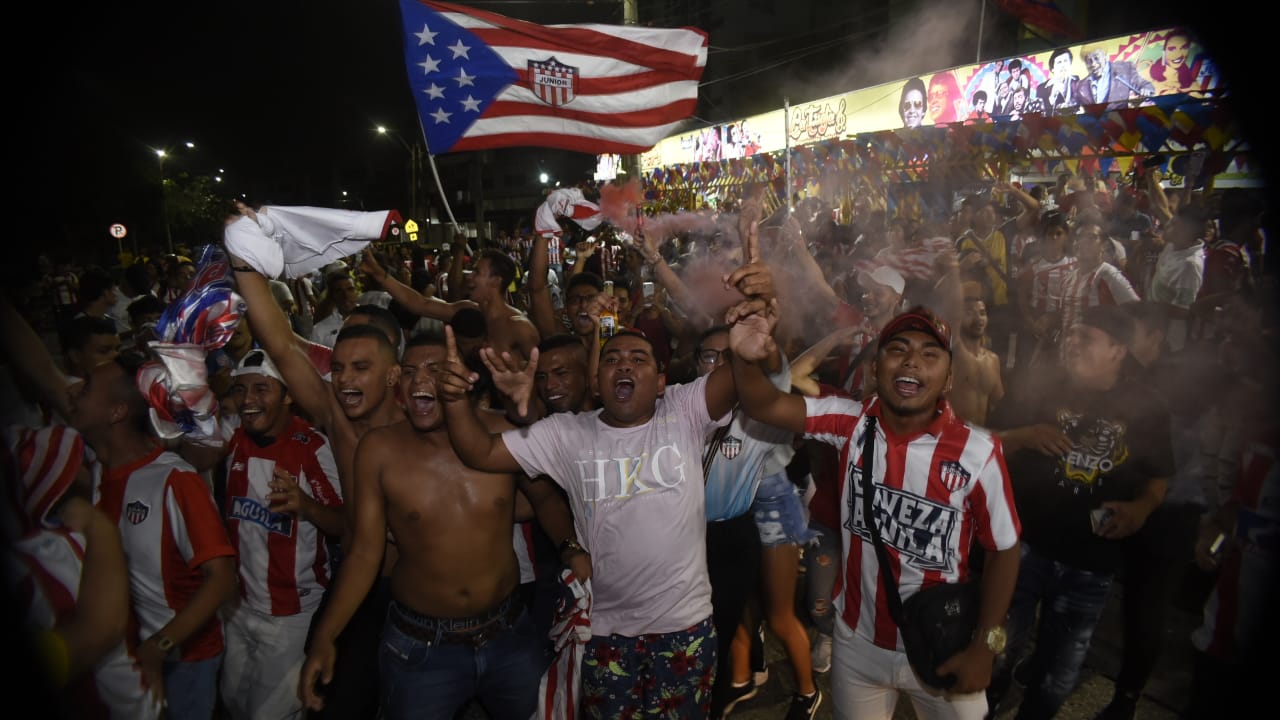 Celebración de los hinchas de Junior en 'La Troja'. 