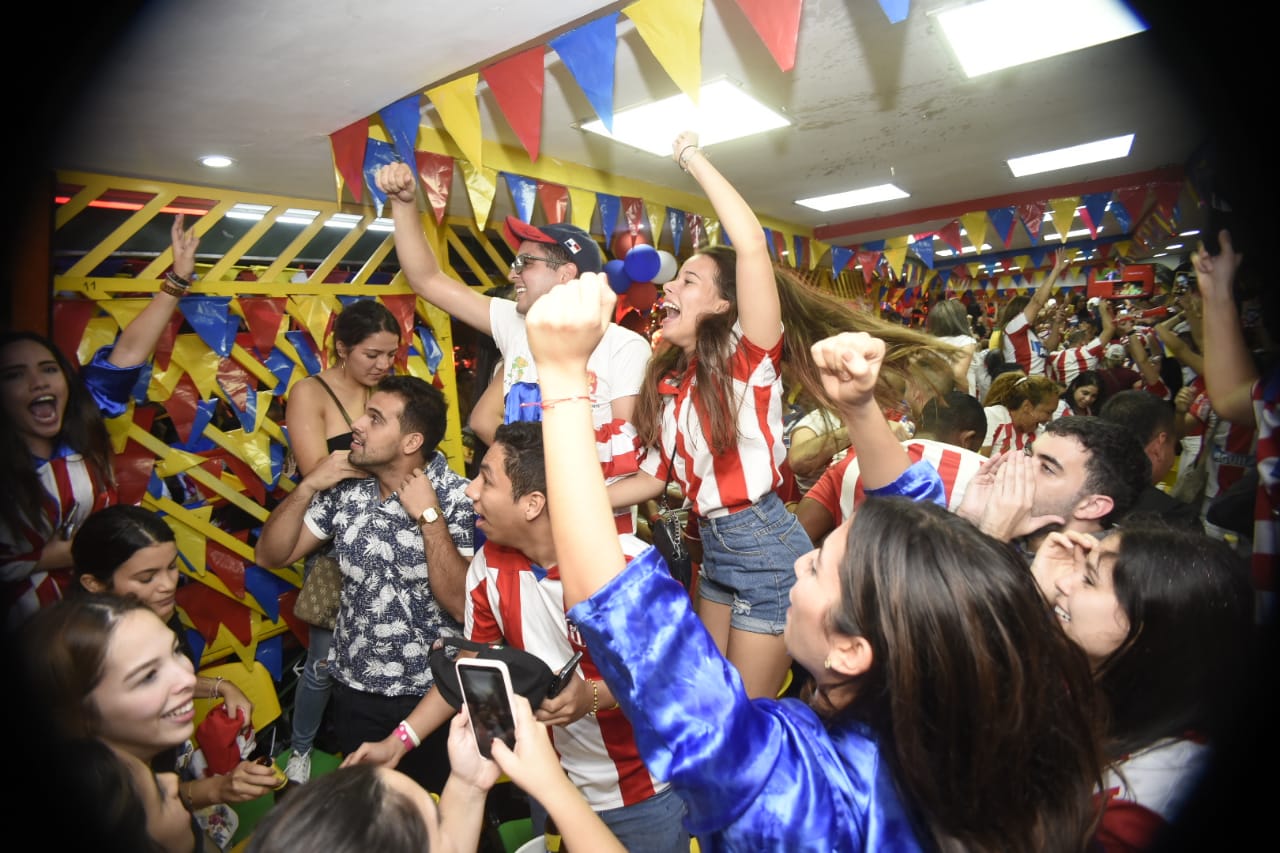 Celebración de los hinchas de Junior en 'La Troja'. 
