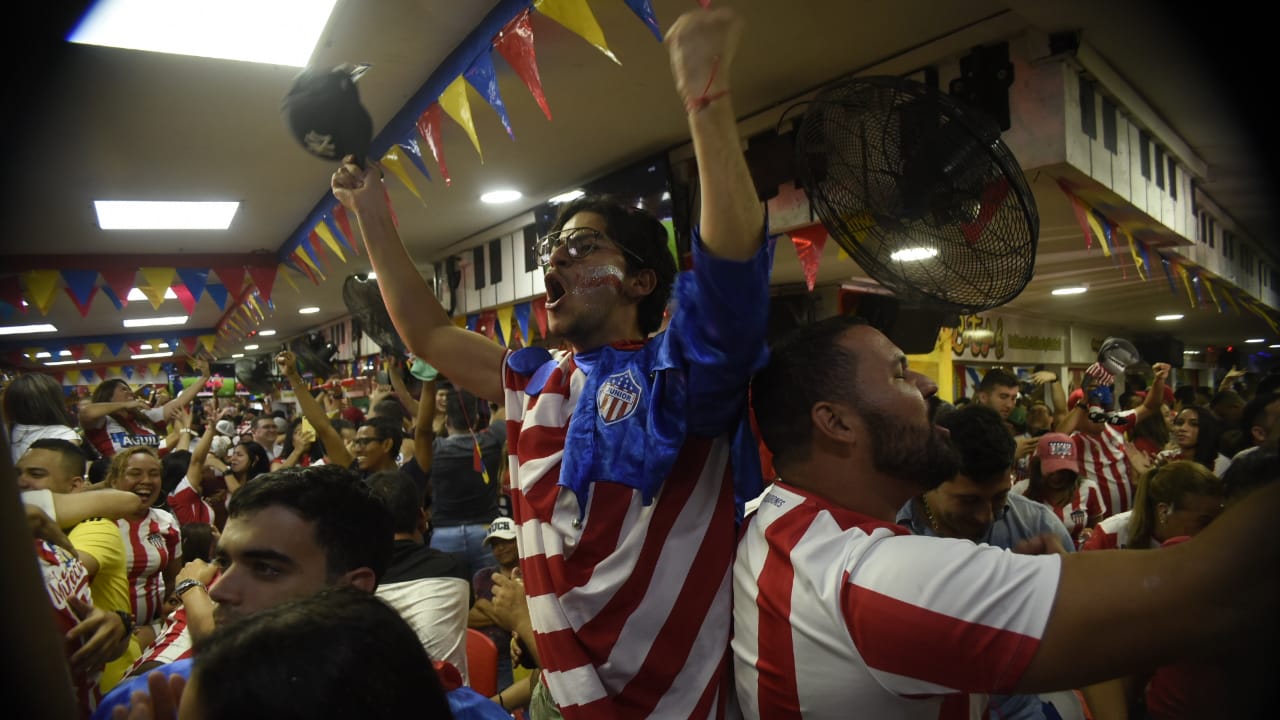 Celebración de los hinchas de Junior en 'La Troja'. 