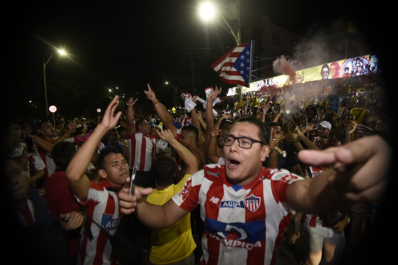 Celebración de los hinchas de Junior en 'La Troja'. 