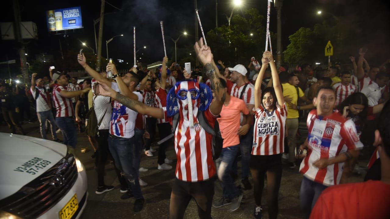 Celebración de los hinchas de Junior en 'La Troja'. 