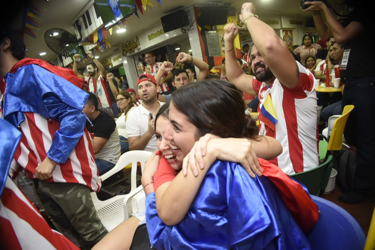 Celebración de los hinchas de Junior en 'La Troja'. 