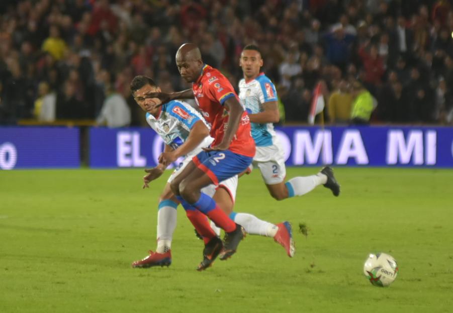 Teófilo Gutiérrez filtra un pase ante la marca de Anier Figueroa.
