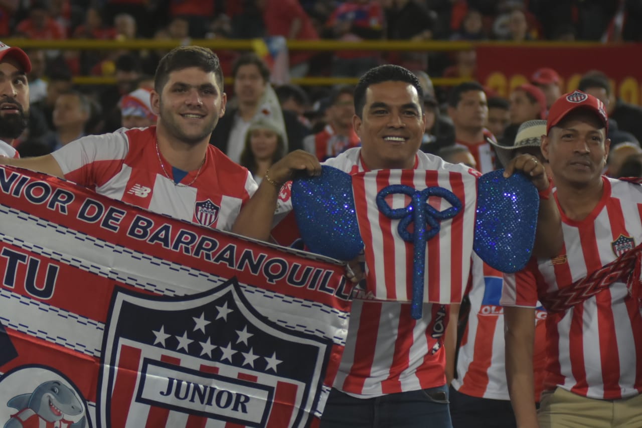 Los hinchas rojiblancos en el estadio El Campín.