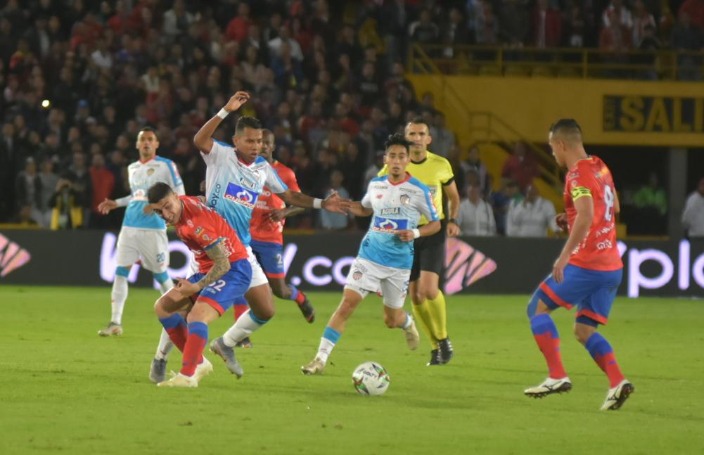 James Sánchez y Fabián Sambueza ante Mariano Vázquez y Camilo Ayala.