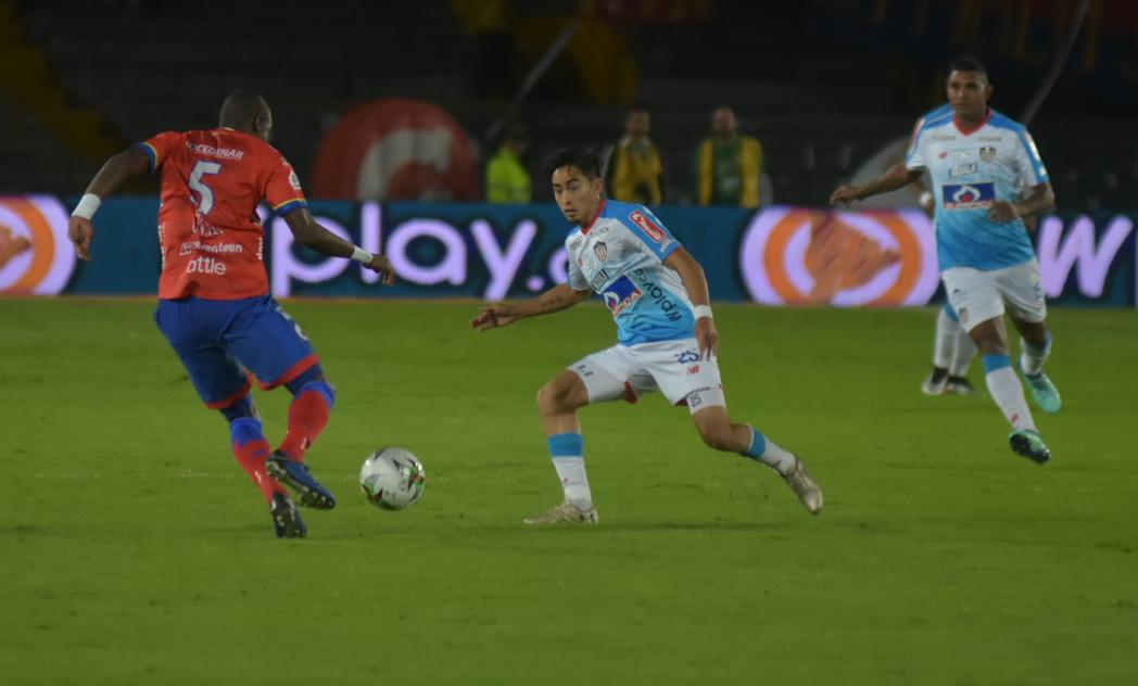 El argentino Fabián Sambueza presionando al defensa de Pasto, Geison Perea.